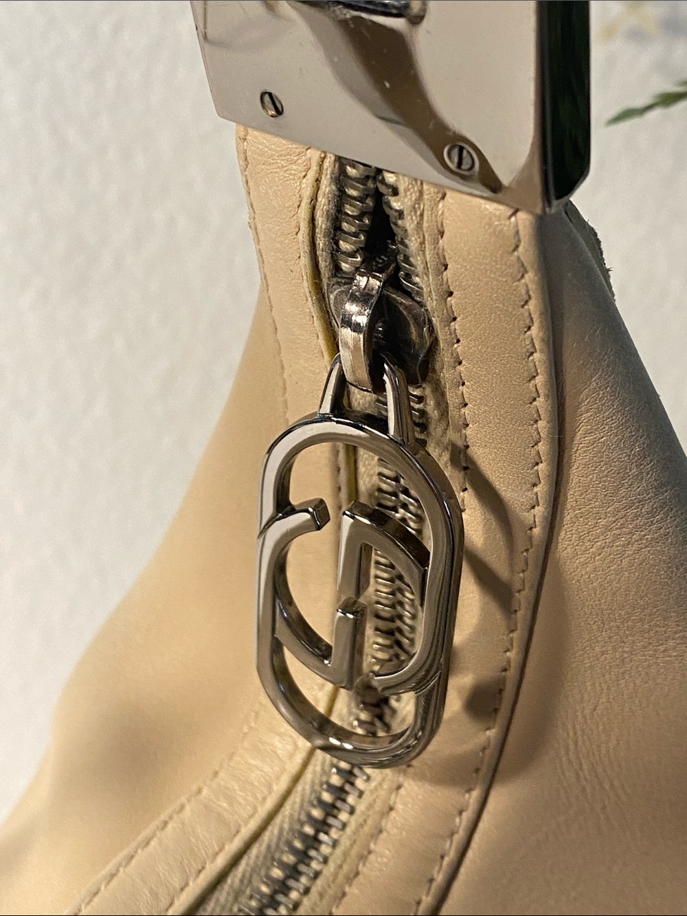 GUCCI 1990’s Tom Ford Calfskin Leather Shoulder Bag In Ivory - Picture 7 of 17